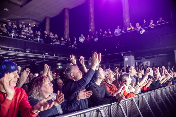 Publikum som synger med på Rockefeller under OMDs konsert