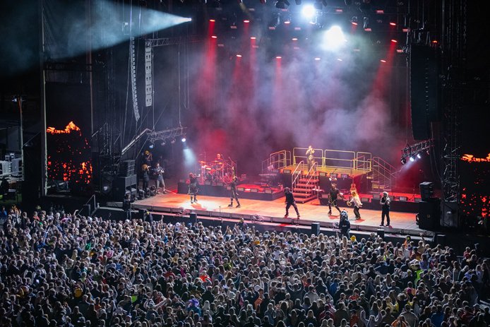 Folkehav av publikum foran scena på Parkenfestivalen mens Nelly Furtado og bandet spiller