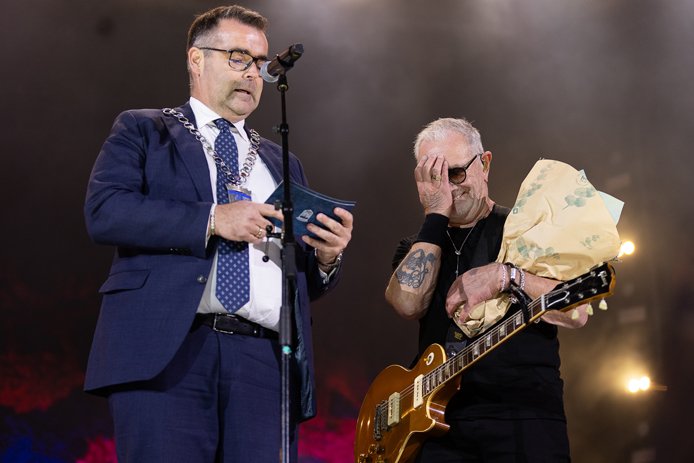 Åge Aleksandersen gjemmer ansiktet i hånden da han blir utnevnt til æresborger i Trondheim på scenen