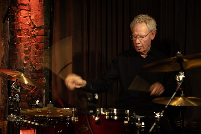 Bill Bruford spiller trommer så hendene hans bare er tåke