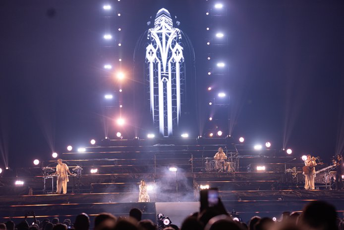 Highasakite på en stor scene i Unity Arena